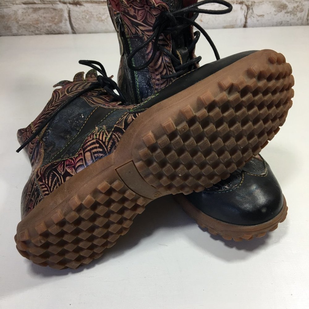 Artistic Black and Red Lace-Up Boots - Picture 6 of 7